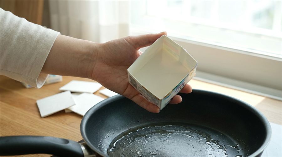 다 먹은 우유팩 하나로 후라이팬 기름기 닦고 설거지하세요